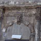 Oltre al mascherone, sulla facciata dell�edificio(proprio sul portone principale) � presente una statua di San Michele, ovvero l�Arcangelo della Giustizia, colui che sconfigge il male, che per i Piepoli era rappresentato evidentemente dalla famiglia Scarli 